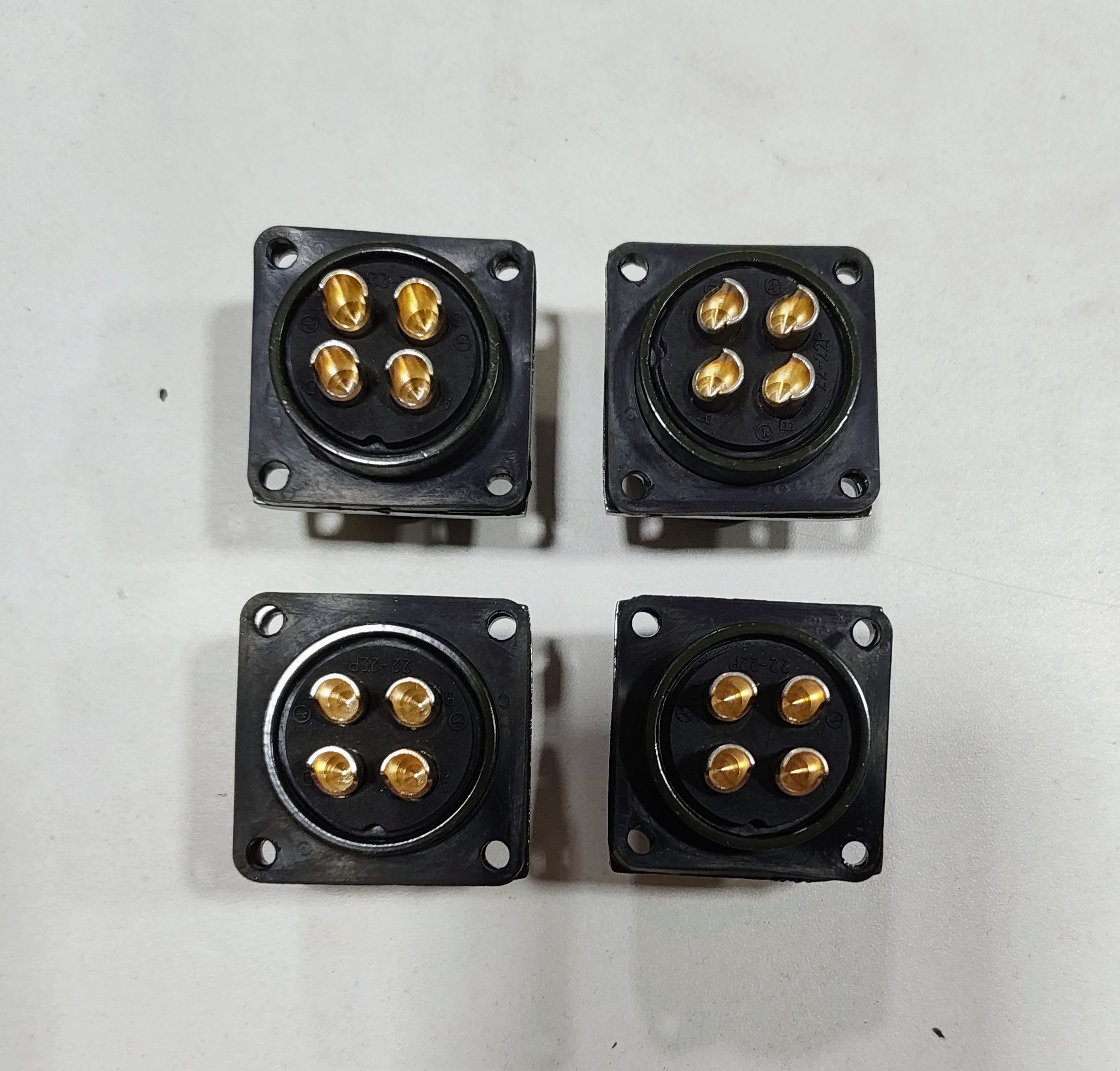 Servo connectors